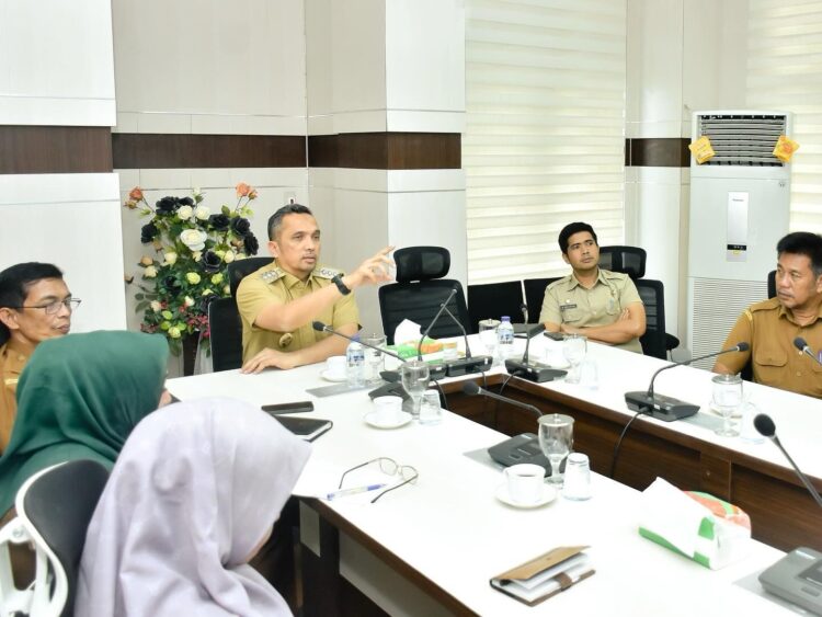 Pj Wali Kota Sabang Reza Fahlevi secara langsung memimpin rapat paparan rencana program pariwisata 2024, di Ruang rapat Pulau Klah (Walikota Sabang), Selasa (16/1/24).
