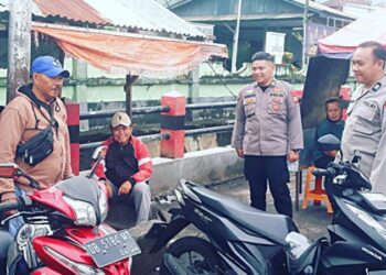 Polsek Wanea kembali mengintensifkan kegiatan patroli dan sosialisasi di wilayah hukumnya dengan fokus pada penindakan terhadap pelanggaran penggunaan knalpot racing atau brong. Pukul 09.30 hingga 11.20 Wita, petugas Polsek Wanea melakukan giat sambang di Kelurahan Karombasan Utara, Kecamatan Wanea, Senin (16/1/2024).