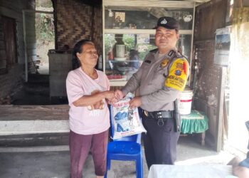 Bhabinkamtibmas Kelurahan Simarimbun dan Tong Marimbun, Bripka Johannes C. Siregar, SH membagikan bantuan sosial (Bansos) dari Kapolres Pematang Siantar AKBP Yogen Heroes Baruno SH, SIK, Selasa, 16 Januari 2024 siang pukul 14.00 Wib.