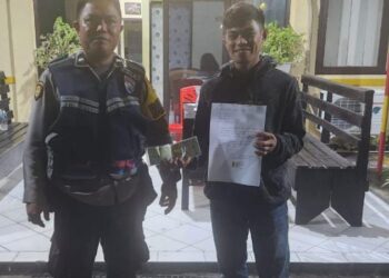 Bhabinkamtibmas Polsek Mapanget, Aipda Man Binei bersama KA SPK C AIPDA Johanis Tangke, dan Ketua Lingkungan VII Kelurahan Kairagi Dua Kecamatan Mapanget, berhasil menyelesaikan permasalahan AAM yang menggunakan kendaraan R2/motor dengan knalpot racing brong/bising di wilayah hukum Polsek Mapanget pada hari Senin, 16 Januari 2024, pukul 23.00 WITA.