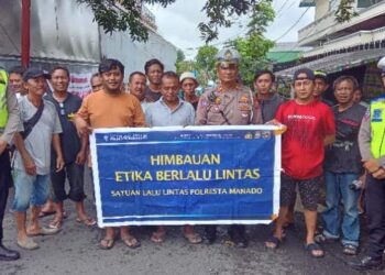 Satuan Lalu Lintas (Satlantas) menggelar kegiatan himbauan etika berlalu lintas di Jl Martadinata, Paal 2, pada jam 15.00 hingga 16.30 WITA. Dalam kegiatan tersebut, melibatkan tiga personel utama, yaitu IPTU Repy Samel, Briptu Juningsih Djahido, dan Briptda Endrico Londah, yang dipimpin oleh Kasat Lantas pada hari Selasa, 16 Januari 2024.