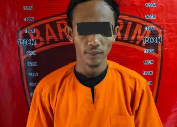 Note
NA alias Abet = Novri Andre
GP = Guntur Pradana (33), warga ,Dusun I Desa Dolokmanampang, Kecamatan Dolokmasihul (Belum tertangkap)

Keterangan Foto
DIAMANKAN : NA alias Abet, terduga pelaku pencurian diamankam di Polsek Dolokmasihul, Selasa (16/1/2024). (Foto Dok/Humas Polres)