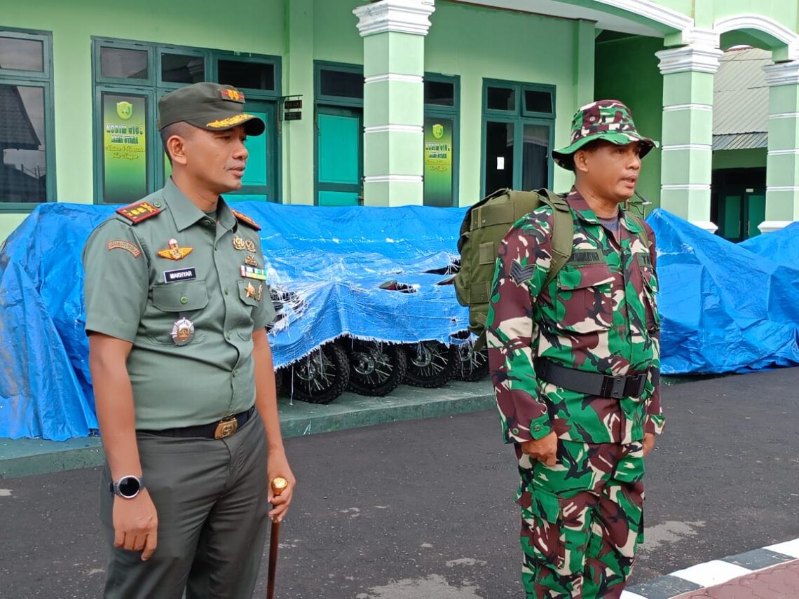 Komandan Kodim 0103/Aceh Utara Letkol Kav Mahkyar S.T.,M.M.,M.H.I. mengecek langsung kegiatan Latihan Perorangan dasar Teritorial (Latorsarter) yang dilaksanakan di Makodim 0103/Aceh Utara, jalan Iskandar Muda, Gampong Jawa, Kecamatan Banda Sakti, Kota Lhokseumawe, Kamis (18/01/2024).