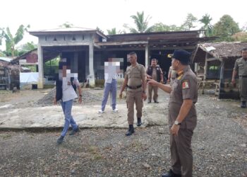 Terima banyak Laporan dari Warga, Satpol PP dan WH Kabupaten Nagan Raya Giatkan patroli penertiban anak sekolah yang berkeliaran saat jam belajar di Kabupaten Nagan Raya.

Saiful Bahri, SH, Kasatpol PP dan WH, Kamis (18/01/23), mengatakan menindaklanjuti laporan warga langsung menurunkan tim untuk melakukan penertiban anak sekolah yang berkeliaran saat jam belajar.