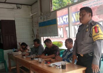 Personel Bhabinkamtibmas Wilkum Polsek Bunturaja, Memberikan Himbauan Kamtibmas Kepada Warga Masyarakat dalam menghadapi pemilu 2024 di Desa Juma Siulok Kecamatan Siempat Nempu Kabupaten Dairi. Kamis (18/01/2024).