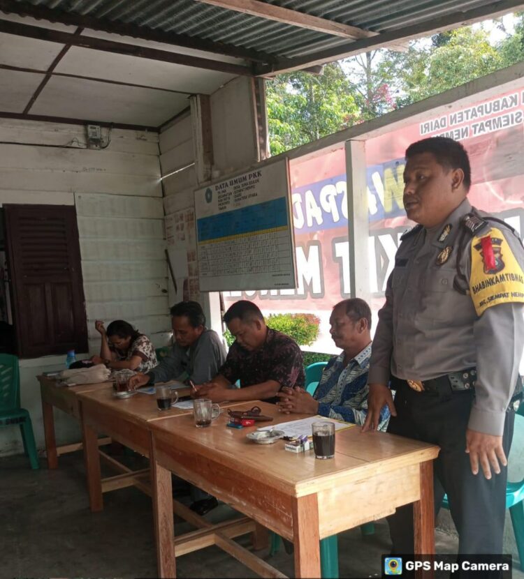 Personel Bhabinkamtibmas Wilkum Polsek Bunturaja, Memberikan Himbauan Kamtibmas Kepada Warga Masyarakat dalam menghadapi pemilu 2024 di Desa Juma Siulok Kecamatan Siempat Nempu Kabupaten Dairi. Kamis (18/01/2024).