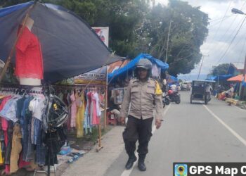 Personil bhabinkamtibmas AIPTU M. Munthe Bhabinkamtibmas Silalahi Polsek Sumbul melaksanakan patroli dialogis Di Pasar Tradisional Silalahi Kecamatan Silahisabungan Kabupaten Dairi. Kamis (18/01/2024).