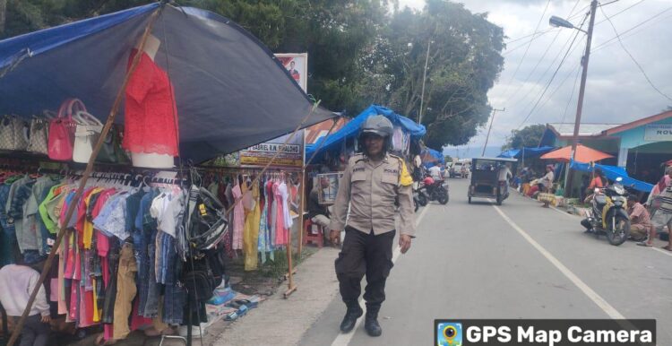 Personil bhabinkamtibmas AIPTU M. Munthe Bhabinkamtibmas Silalahi Polsek Sumbul melaksanakan patroli dialogis Di Pasar Tradisional Silalahi Kecamatan Silahisabungan Kabupaten Dairi. Kamis (18/01/2024).