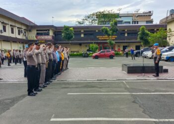 BERI PENGARAHAN: Kasi Propam Polrestabes Medan Kompol Tomi memimpin apel sekaligus memberikan pengarahan kepada personel di Mapolrestabes, Kamis (18/1/2024).(Foto Dok/Polrestabes)