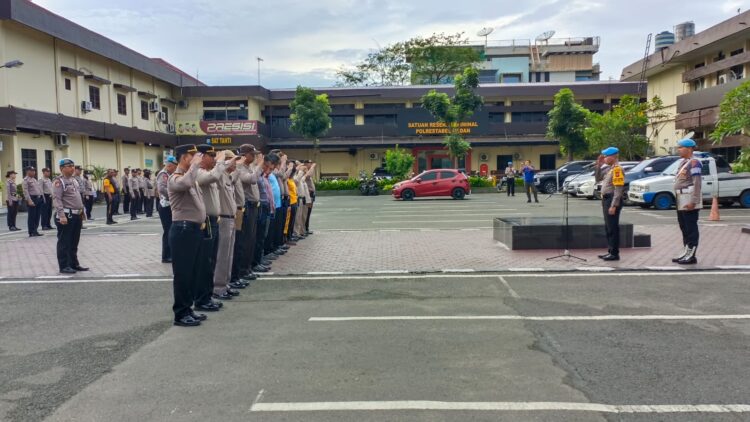 BERI PENGARAHAN: Kasi Propam Polrestabes Medan Kompol Tomi memimpin apel sekaligus memberikan pengarahan kepada personel di Mapolrestabes, Kamis (18/1/2024).(Foto Dok/Polrestabes)