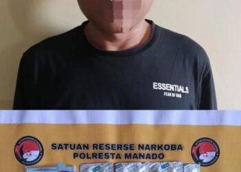 Tim Reserse Narkoba Polresta Manado berhasil menangkap seorang pengedar obat keras jenis psikotropika berinisial HS Alias Dayat (44 tahun) pada hari Senin, tanggal 15 Januari 2023, sekitar pukul 21.00 WITA. Informasi dari masyarakat menyebutkan bahwa Dayat aktif dalam menguasai dan mendistribusikan obat-obat keras tersebut, Rabu (16/1/2024).