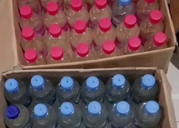Satuan Reserse Narkoba Polres Kota Manado melakukan operasi tegas terhadap peredaran minuman keras ilegal. Pada Rabu, 17 Januari 2024, pukul 21.00 hingga 22.00 WITA, operasi ini dipimpin oleh Satuan Reserse Narkoba dan berhasil mengungkap kegiatan penjualan minuman keras tanpa izin.