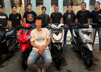 Tim Charlie dan Tim Bravo di bawah pimpinan Kanit Resmob IPTU Putut Wiyono berhasil mengamankan pelaku pencurian R2 yang telah meresahkan. Kejadian ini bermula pada Minggu, 26 Desember 2023, di Kelurahan Teling Atas, Kecamatan Wanea, Rabu (17/1/2024).