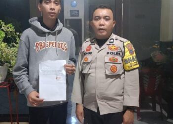 Bhabinkamtibmas Polsek Mapanget, AIPTU R.Bandola bersama Ka.Spk Plug A. AIPTU Sjamsudin, melakukan kegiatan Problem Solving (PS) di Mapolsek Mapanget terkait aduan masyarakat mengenai penggunaan knalpot raching brong yang mengganggu di wilayah hukum Polsek Mapanget pada hari Kamis, 18 Januari 2024, pukul 03.00 WITA