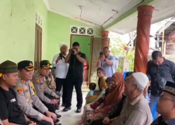 Kapolres Pelabuhan Belawan, AKBP Janton Silaban, melayat ke rumah duka atas meninggalnya remaja berusia 17 tahun berinisial RF di Kecamatan Medan Belawan