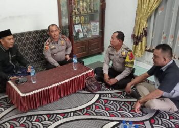 SILATURAHMI : Kapolsek Perbaungan, AKP S Gurusinga dixampingi Kanit Intelkam Ipda A Situmorang dan Bhabinkamtibmas Aiptu MH Siagian bersilaturahmi ke kediaman Ketua MUI Perbaungan H Dauli Damanik, Jumat (19/1/1/2024). (Foto Dok/Humas Polres)