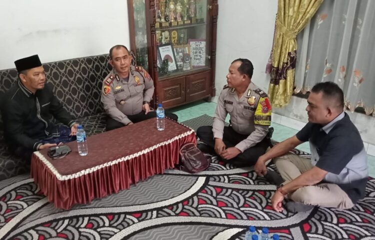 SILATURAHMI : Kapolsek Perbaungan, AKP S Gurusinga dixampingi Kanit Intelkam Ipda A Situmorang dan Bhabinkamtibmas Aiptu MH Siagian bersilaturahmi ke kediaman Ketua MUI Perbaungan H Dauli Damanik, Jumat (19/1/1/2024). (Foto Dok/Humas Polres)