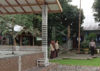 LAKUKAN KEGIATAN: Kasat Binmas Polrestabes Medan AKBP Kamdani melakukan kegiatan Police Go To School di SMU Negeri 13 Medan Jalan Karya Bersama, Jumat (19/1/2024).(Foto Dok/Polrestabes)