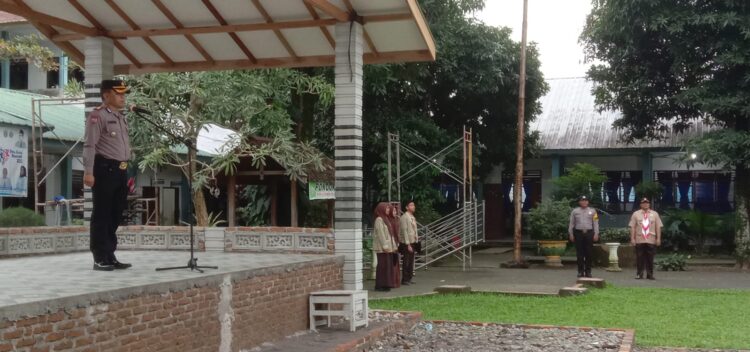 LAKUKAN KEGIATAN: Kasat Binmas Polrestabes Medan AKBP Kamdani melakukan kegiatan Police Go To School di SMU Negeri 13 Medan Jalan Karya Bersama, Jumat (19/1/2024).(Foto Dok/Polrestabes)