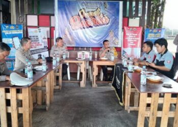 Polresta Manado kembali menunjukkan komitmennya dalam menanggulangi masalah kebisingan akibat penggunaan knalpot racing/brong. Dalam rangka melibatkan masyarakat, Polresta Manado menggelar kegiatan Jumat Bacirita, sebuah forum diskusi rutin yang kali ini difokuskan pada bahasan knalpot racing, Jumat (19/1/2024).