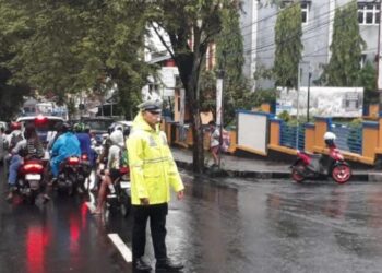 Personel Satuan Lalu Lintas (Sat Lantas) Polresta Manado turut serta dalam pelaksanaan Turjawali guna meningkatkan keamanan dan kelancaran lalu lintas di jalan raya. Dalam kegiatan tersebut, petugas Sat Lantas Polresta Manado melibatkan diri secara aktif dalam serangkaian tugas, termasuk pengaturan lalu lintas, penjagaan, pengawalan, dan patroli di sejumlah titik strategis, Jumat (19/1/2024) pagi.