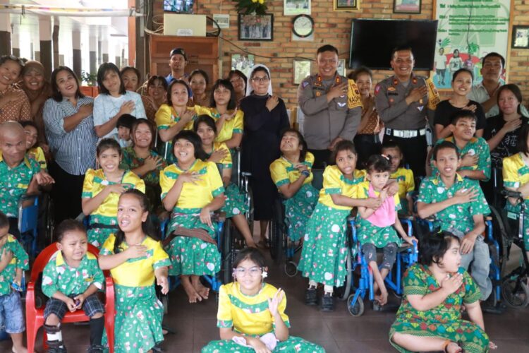 Polres Simalungun di bawah kepemimpinan Kapolres AKBP Choky Sentosa Meliala, S.I.K., S.H., M.H., melaksanakan kegiatan bakti sosial yang bertempat di Pusat Rehabilitasi Disabilitas Fisik Harapan Jaya, pada hari Jumat, tanggal 19 Januari 2024.