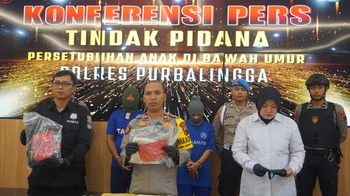Unit Perlindungan Perempuan dan Anak (PPA) Satreskrim Polres Purbalingga mengungkap kasus persetubuhan terhadap anak. Dua orang tersangka yang merupakan suami istri diamankan polisi terkait kasus tersebut. Tersangka yang diamankan yaitu RM (54) yang merupakan ayah tiri korban warga Kecamatan Nusawungu, Kabupaten Cilacap. Satu tersangka lain yaitu SK (42) yang merupakan ibu kandung korban warga Kecamatan Purbalingga, Kabupaten Purbalingga.