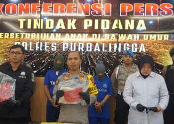 Unit Perlindungan Perempuan dan Anak (PPA) Satreskrim Polres Purbalingga mengungkap kasus persetubuhan terhadap anak. Dua orang tersangka yang merupakan suami istri diamankan polisi terkait kasus tersebut. Tersangka yang diamankan yaitu RM (54) yang merupakan ayah tiri korban warga Kecamatan Nusawungu, Kabupaten Cilacap. Satu tersangka lain yaitu SK (42) yang merupakan ibu kandung korban warga Kecamatan Purbalingga, Kabupaten Purbalingga.