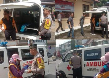 Aiptu Muhammad Ikhsan saat melaunching mobil Ambulance yang tertera contact person dirinya dengan nomer 0812 6571 432 di seputaran Kota Rantauprapat, dengan berbagi kebaikan berupa puluhan paket makan siang kepada para pekerja parkir dan abang becak. 