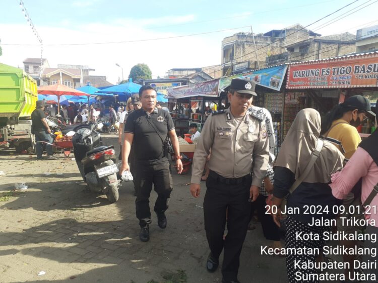 Polsek Sidikalang Kota lakukan Pengamanan dan Patroli di Pusat Pasar Sidikalang dalam memberikan rasa aman dan nyaman kepada masyarakat dikawasan pusat perbelanjaan. Sabtu (20-01-2024).