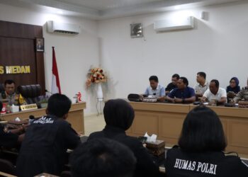 BERI ARAHAN: Kapolrestabes Medan Kombes Pol Dr Teddy John Sahala Marbun memberikan arahan kepada seluruh Kasi Humas Polrestabes dan jajarannya, di Rupatama lantai 2 Mapolrestabes, Sabtu (20/1/2024).(Foto Dok/Polrestabes)