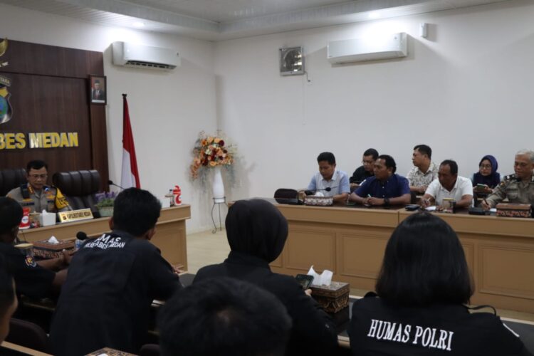 BERI ARAHAN: Kapolrestabes Medan Kombes Pol Dr Teddy John Sahala Marbun memberikan arahan kepada seluruh Kasi Humas Polrestabes dan jajarannya, di Rupatama lantai 2 Mapolrestabes, Sabtu (20/1/2024).(Foto Dok/Polrestabes)
