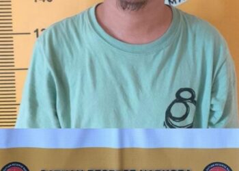 Tim Reserse Narkoba Polresta Manado berhasil menangkap seorang pria berinisial AT pada Sabtu, 20 Januari 2024, di kos-kosan Dinasti, Jln Yos Sudarso, Kairagi Weru, Kecamatan Paal Dua, Kota Manado. Penangkapan ini dilakukan setelah menerima informasi dari masyarakat tentang aktivitas transaksi narkoba di wilayah tersebut.