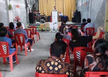 Kasat Binmas Kompol Arie Najoan menunjukkan kepedulian dan kehadirannya di tengah masyarakat dengan melaksanakan kegiatan Minggu Kasih di Jemaat EL-JIREH Pantekosta, yang berlokasi di Kelurahan Bumi Nyiur, Kecamatan Wanea. Dalam acara yang berlangsung penuh kehangatan tersebut, Kompol Arie Najoan berinteraksi dengan warga setempat, memberikan semangat, serta menyampaikan pesan-pesan positif, Minggu (21/1/2024).