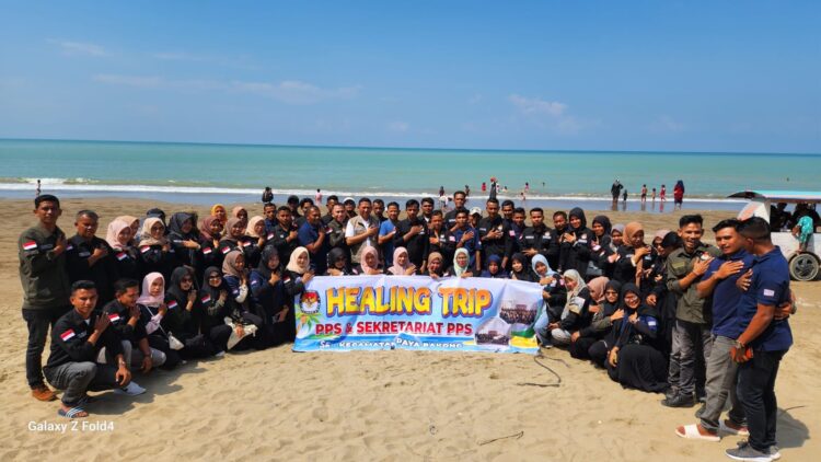 Panitia Pemungutan Suara (PPS) dan sekertariat PPS Sekecamatan Paya Bakong, Healing Trip ke pantai Bantayan Aceh Utara Minggu, 21 Januari 2024.