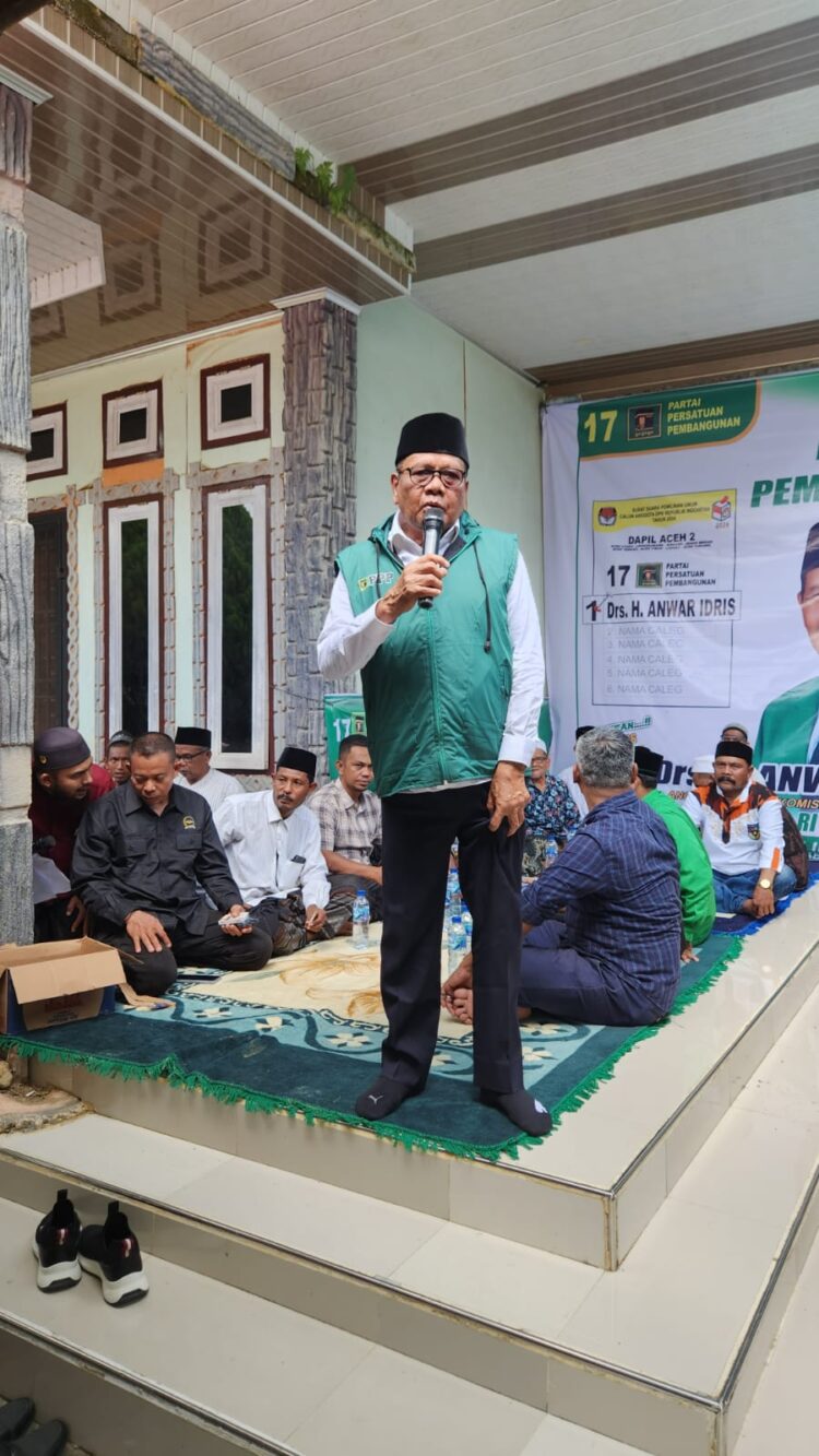Calon anggota legislatif (Caleg) DPR RI Dapil Aceh 2 nomor urut 1 dari Partai Persatuan Pembangunan (PPP) Drs. H. Anwar Idris meresmikan posko Pemenangan Rakyat Desa Alue Ie Mirah, Kecamatan Tanah Jambo Aye Kabupaten Aceh Utara, Minggu 21/1/2024.