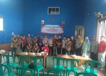 Kapolres Purbalingga AKBP Hendra Kurniawan melalui Kaops Sat-Binmas Polres Purbalingga Iptu Eko memberikan atensi berbagai keluhan dan aspirasi warga dalam Jumat Curhat. Kegiatan ini digelar di Balai Desa Cipaku, Kecamatan Mrebet, Kabupaten Purbalingga.