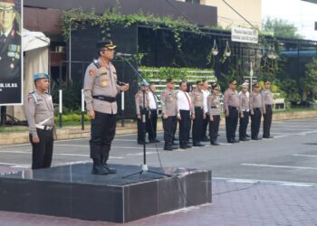 PIMPIN APEL: Kapolrestabes Medan Kombes Pol Dr Teddy John Sahala Marbun memimpin apel sekaligus memberikan pengarahan kepada personel di Mapolrestabes, Senin (22/1/2024).(Foto Dok/Polrestabes)