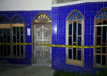 POLICE LINE : Tim gabungan Satreskrim Polres Sergai dan Polsek Pantaicermin memasang garis polisi (Police Line) di salah satu rumah yang diduga dijadikan lokasi perjudian di Desa Kotapari, Kecamatan Pantaicermin, Minggu (21/1/2024) malam. (Foto Dok/Humas Polres)