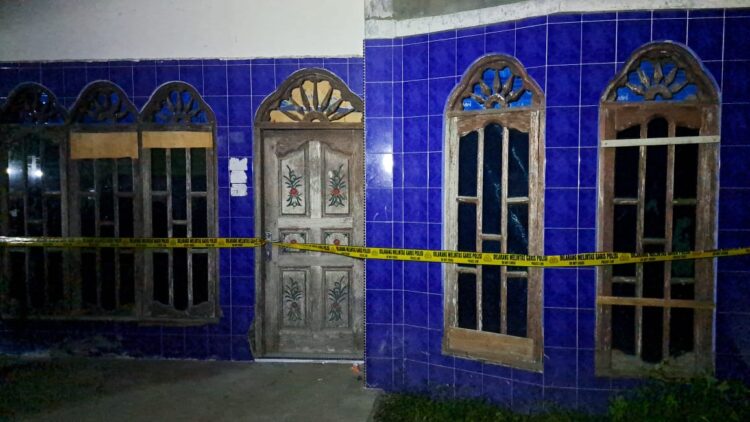 POLICE LINE : Tim gabungan Satreskrim Polres Sergai dan Polsek Pantaicermin memasang garis polisi (Police Line) di salah satu rumah yang diduga dijadikan lokasi perjudian di Desa Kotapari, Kecamatan Pantaicermin, Minggu (21/1/2024) malam. (Foto Dok/Humas Polres)