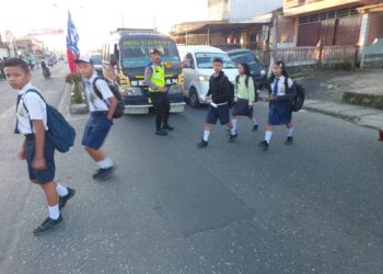 Menciptakan Keamanan Keselamatan Ketertiban Kelancaran Lalu Lintas di Wilayah Hukum Polres Dairi dalam situasi padat nya arus lalu lintas pada pagi hari Personil Polres Dairi lakukan Pengaturan di setiap Persimpangan. Senin (22-01-2024).