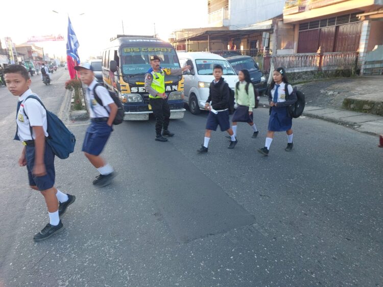Menciptakan Keamanan Keselamatan Ketertiban Kelancaran Lalu Lintas di Wilayah Hukum Polres Dairi dalam situasi padat nya arus lalu lintas pada pagi hari Personil Polres Dairi lakukan Pengaturan di setiap Persimpangan. Senin (22-01-2024).
