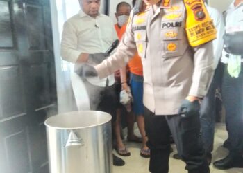 MUSNAHKAN: Kapolrestabes Medan Kombes Pol Teddy John Sahala Marbun memusnahkan barang bukti pil ekstasi dengan cara direbus, di Mapolrestabes, Senin (22/1/2024).(Foto/Polrestabes Medan)