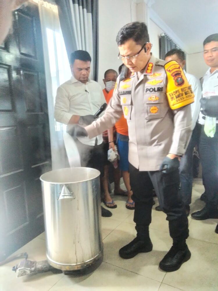 MUSNAHKAN: Kapolrestabes Medan Kombes Pol Teddy John Sahala Marbun memusnahkan barang bukti pil ekstasi dengan cara direbus, di Mapolrestabes, Senin (22/1/2024).(Foto/Polrestabes Medan)