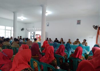 Rapat Minggon Pertama Desa Singasari Kecamatan Jonggol Kabupaten Bogor di Tahun 2024 diawali Kata Sambutan Kepala Desa Ibu Euis Sujana.S.DS. (Foto : RH/MitraPolri.Com 22/01/2024)