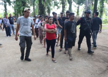 AMANKAN: Personel Polda Sumut mengamanka pelaku judi dari gubuk yang dijadikan sarang narkoba dan judi di Kampung Banten, Desa Sei Mencirim, Kecamatan Kutalimbaru, Kabupaten Deliserdang, Senin (22/1/2024). (Foto Dok/ Polda Sumut)