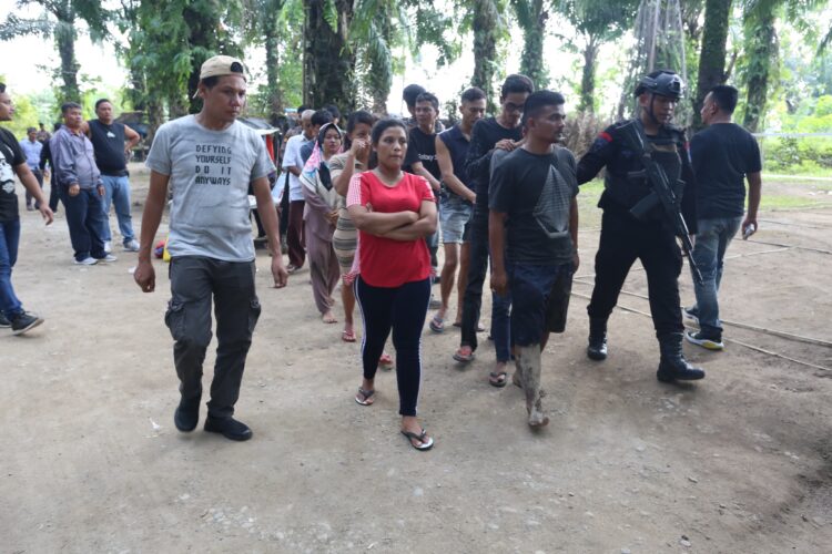 AMANKAN: Personel Polda Sumut mengamanka pelaku judi dari gubuk yang dijadikan sarang narkoba dan judi di Kampung Banten, Desa Sei Mencirim, Kecamatan Kutalimbaru, Kabupaten Deliserdang, Senin (22/1/2024). (Foto Dok/ Polda Sumut)