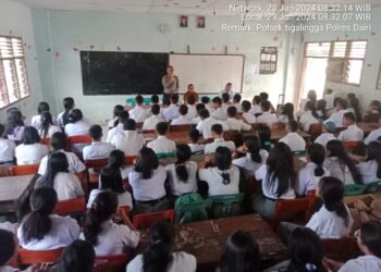 Kapolsek Tigalingga AKP Yan Heriadi Ujung memberikan arahan kepada para pelajar Sekolah Menengah Atas (SMA) Negeri 1 Tigalingga dalam upaya mencegah terjadinya tawuran pelajar di wilayah kecamatan Tigalingga Kabupaten Dairi.