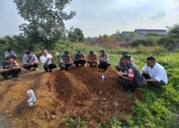 MEMAKAMKAN MR X: Personel Polsek Medan Kota, Koramil Delitua dan pihak Kelurahan Kota Matsum Delitua memakamkan Mr X yang menjadi korban ledakan gas di Jalan Sisingamangaraja,di Kuburan Jalan Pendidikan Kelurahan Delitua Timur, Kecamatan Sibiru-biru, Senin (22/1/2024).(Foto Dok/Polrestabes)