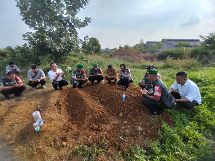 MEMAKAMKAN MR X: Personel Polsek Medan Kota, Koramil Delitua dan pihak Kelurahan Kota Matsum Delitua memakamkan Mr X yang menjadi korban ledakan gas di Jalan Sisingamangaraja,di Kuburan Jalan Pendidikan Kelurahan Delitua Timur, Kecamatan Sibiru-biru, Senin (22/1/2024).(Foto Dok/Polrestabes)